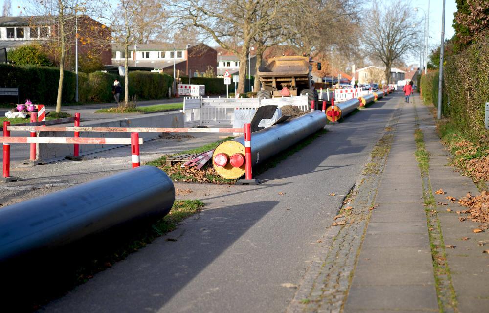 Fjernvarmerør klar til nedgravning i Lyngby. Foto: Vestforbrænding.